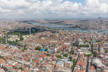 İstanbul hava fotoğrafı; Sultanahmet Meydanı, Cemberlitas, Grand Bazaar, Beyazit Meydanı, helikopterden görüntü.