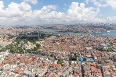 İstanbul hava fotoğrafı; Sultanahmet Meydanı, Cemberlitas, Grand Bazaar, Beyazit Meydanı, helikopterden görüntü.