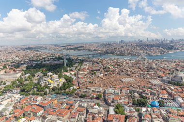 İstanbul hava fotoğrafı; Sultanahmet Meydanı, Cemberlitas, Grand Bazaar, Beyazit Meydanı, helikopterden görüntü.