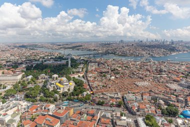 İstanbul hava fotoğrafı; Sultanahmet Meydanı, Cemberlitas, Grand Bazaar, Beyazit Meydanı, helikopterden görüntü.