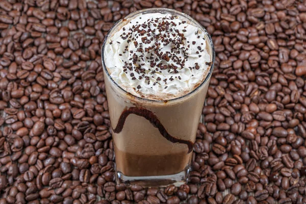 Minuman Kopi Dingin Frappe Frappuccino Dengan Krim Kocok Dan Sirup — Stok Foto