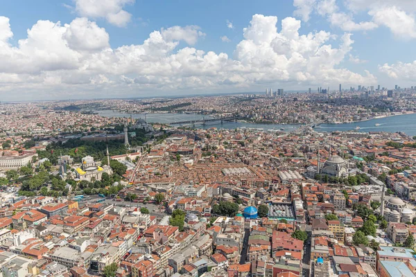 İstanbul hava fotoğrafı; Sultanahmet Meydanı, Cemberlitas, Grand Bazaar, Beyazit Meydanı, helikopterden görüntü.