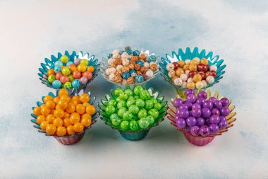 Tatlı renkli çikolata ve şekerlemeler. Ramazan Bayramı (Ramazan Bayramı) Konsepti.