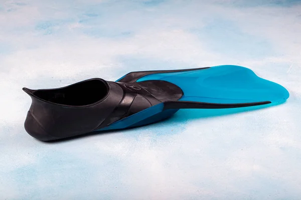 Paar Blaue Schwimmflossen Taucherschuhe Isoliert Auf Blauem Grund — Stockfoto