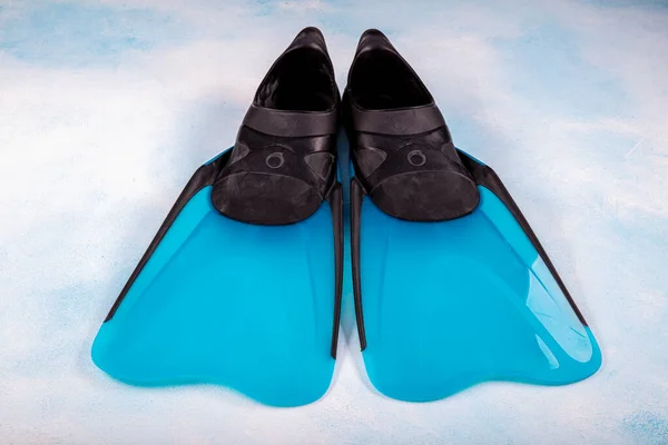 Paire Nageoires Bleues Chaussures Plongée Isolées Sur Fond Bleu — Photo