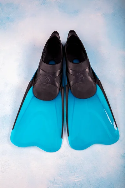 Paire Nageoires Bleues Chaussures Plongée Isolées Sur Fond Bleu — Photo