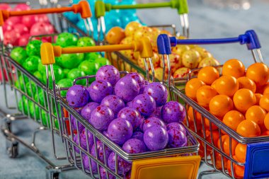 Renkli çikolata şekerlemeleri. Renkli leblebi (kavrulmuş nohut) şekerleri. Neşeli konsept (Gündüz konsepti).