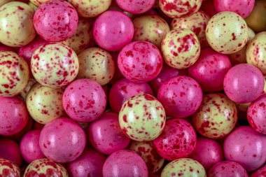 Çikolata ve meyve sosuyla kaplanmış kızarmış nohut. Renkli şekerler, kavrulmuş çikolatalı nohut. Üst görünüm organik kurabiye arkaplanı.  