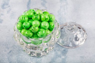 Yeşil, çikolata, şeker, toplar kasede. Tatilde şeker servis ediyorum. Ziyafet konsepti.