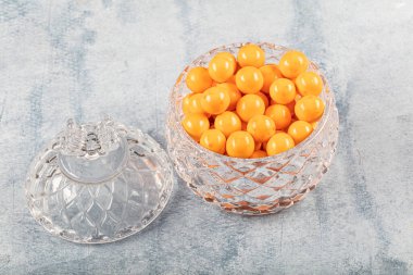 Portakal, çikolata, şeker, toplar kasede. Tatilde şeker servis ediyorum. Ziyafet konsepti.