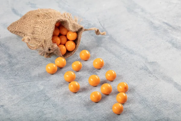 오렌지 초콜릿으로 병아리 배경에 아마포 자루를 — 스톡 사진