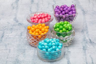 Çikolata, şeker, toplar kasede. Tatilde şeker servis ediyorum. Ziyafet konsepti.