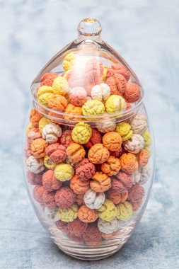 Renkli şekerler, kavrulmuş nişastalı nohut ve şeker kasesi. Üst görünüm organik kurabiye arkaplanı. 