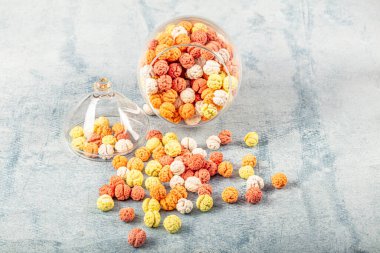 Renkli şekerler, kavrulmuş nişastalı nohut ve şeker kasesi. Üst görünüm organik kurabiye arkaplanı. 