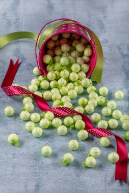 Yuvarlak renkli şeker ve şeker kasesinde marmelat Tahta bir masada, parlak tatlılar.