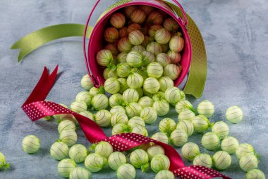 Yuvarlak renkli şeker ve şeker kasesinde marmelat Tahta bir masada, parlak tatlılar.