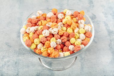 Renkli şekerler, kavrulmuş nişastalı nohut ve şeker kasesi. Üst görünüm organik kurabiye arkaplanı. 