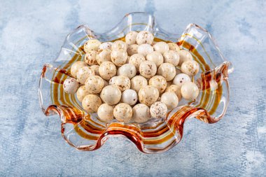 Şeker kâsesinde renkli çikolata kaplı fındık süprüntüsü. Fındık dolu renkli çikolata şekerlemeleri.. 