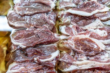 Salamura edilmiş çiğ biftek, restoranda soğuk dolap..