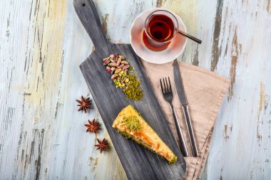 Fıstıklı Baklava. Geleneksel Türk tatlısı ve Türk çayı.