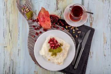 Geleneksel sütlü tatlı Gullac, genellikle Ramazan 'da Gullac çarşafları, şeker, şam fıstığı tozu, süt, nar, fındık ve ceviz ile yapılır. Osmanlı mutfağından hafif ve eski bir tatlı..