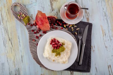 Geleneksel sütlü tatlı Gullac, genellikle Ramazan 'da Gullac çarşafları, şeker, şam fıstığı tozu, süt, nar, fındık ve ceviz ile yapılır. Osmanlı mutfağından hafif ve eski bir tatlı..