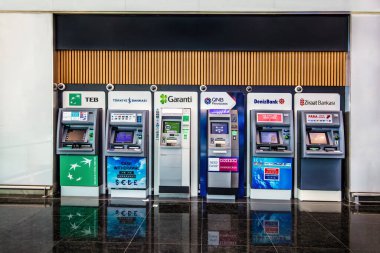İstanbul / Türkiye - 21 Nisan 2019; Yeni İstanbul Havaalanı Terminali. Havaalanı bekleme odasında ATM 'ler var. Türkiye 'deki çeşitli bankaların ATM' leri.