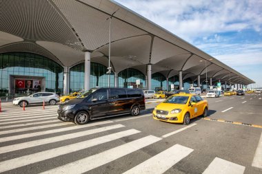 İstanbul / Türkiye - 21 Nisan 2019; İstanbul Havaalanı Terminali. İstanbul Havaalanı 'nın çıkışında taksi bekliyor. Tam faaliyete geçtiğinde İstanbul Havalimanı en büyük havaalanlarından biri olacak.