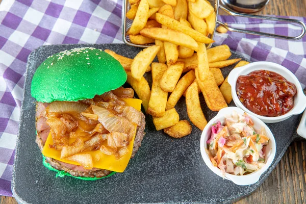 Yeşil Burger Ahşap Arka Planda Yeşil Çörekli Hamburger Metin Için — Stok fotoğraf