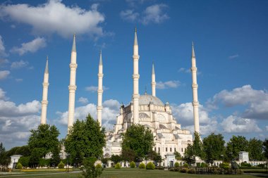 Adana 'daki Central Park' tan Sabancı Merkez Camii. 6 Minaresi olan Sabancı Merkez Camii. Türkçe adı: Adana Merkez (Sabancı) Camii.