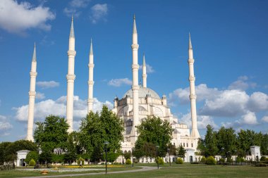 Adana 'daki Central Park' tan Sabancı Merkez Camii. 6 Minaresi olan Sabancı Merkez Camii. Türkçe adı: Adana Merkez (Sabancı) Camii.