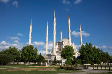 Adana 'daki Central Park' tan Sabancı Merkez Camii. 6 Minaresi olan Sabancı Merkez Camii. Türkçe adı: Adana Merkez (Sabancı) Camii.
