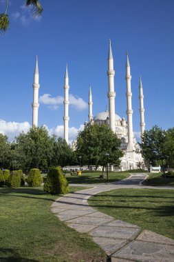 Adana 'daki Central Park' tan Sabancı Merkez Camii. 6 Minaresi olan Sabancı Merkez Camii. Türkçe adı: Adana Merkez (Sabancı) Camii.