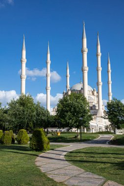 Adana 'daki Central Park' tan Sabancı Merkez Camii. 6 Minaresi olan Sabancı Merkez Camii. Türkçe adı: Adana Merkez (Sabancı) Camii.