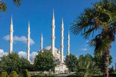 Adana 'daki Central Park' tan Sabancı Merkez Camii. 6 Minaresi olan Sabancı Merkez Camii. Türkçe adı: Adana Merkez (Sabancı) Camii.