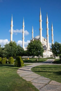 Adana 'daki Central Park' tan Sabancı Merkez Camii. 6 Minaresi olan Sabancı Merkez Camii. Türkçe adı: Adana Merkez (Sabancı) Camii.