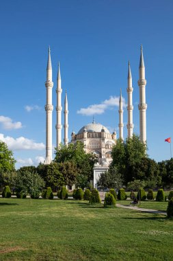 Adana 'daki Central Park' tan Sabancı Merkez Camii. 6 Minaresi olan Sabancı Merkez Camii. Türkçe adı: Adana Merkez (Sabancı) Camii.