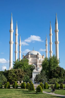 Adana 'daki Central Park' tan Sabancı Merkez Camii. 6 Minaresi olan Sabancı Merkez Camii. Türkçe adı: Adana Merkez (Sabancı) Camii.