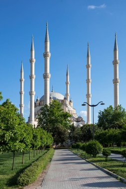 Adana 'daki Central Park' tan Sabancı Merkez Camii. 6 Minaresi olan Sabancı Merkez Camii. Türkçe adı: Adana Merkez (Sabancı) Camii.