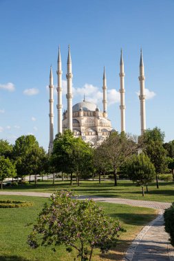 Adana 'daki Central Park' tan Sabancı Merkez Camii. 6 Minaresi olan Sabancı Merkez Camii. Türkçe adı: Adana Merkez (Sabancı) Camii.