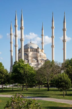 Adana 'daki Central Park' tan Sabancı Merkez Camii. 6 Minaresi olan Sabancı Merkez Camii. Türkçe adı: Adana Merkez (Sabancı) Camii.