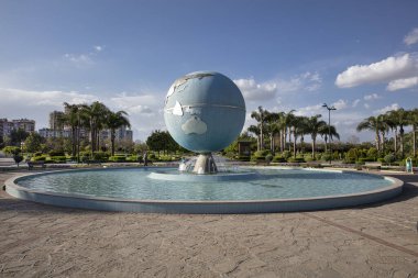 Adana 'nın merkezindeki Sabancı Merkez Camii yakınlarındaki bahçeli ve çam ağaçlı park.