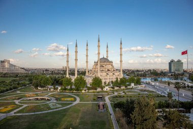 Adana 'daki Sabancı Merkez Camii, Türkiye' de mavi gökyüzü. 