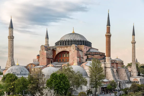 Günbatımında Ayasofya Müzesi ve İstanbul şehir manzarası, Türkiye