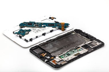 Telefon ekranı kırılmış. Kırık ekranlı cep telefonu, ön ve yan görünümü, ezilmiş akıllı telefon, siyah dokunmatik ekranlı parçalanmış elektronik cihaz çizikler ve çatlaklarla kaplı..