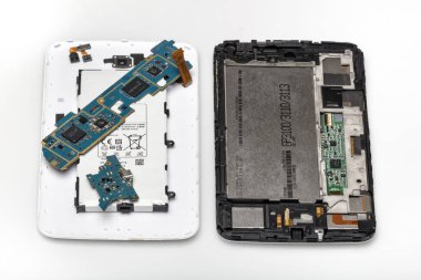 Telefon ekranı kırılmış. Kırık ekranlı cep telefonu, ön ve yan görünümü, ezilmiş akıllı telefon, siyah dokunmatik ekranlı parçalanmış elektronik cihaz çizikler ve çatlaklarla kaplı..