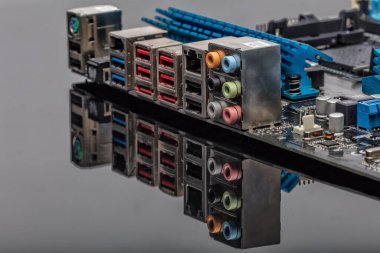 Ana kart arkaplanını güç bağlantı soketi ile kapat