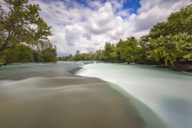 Türkiye 'de Manavgat Şelalesi. Bu çok popüler bir turistik ilgi odağı. Manavgat şelalesi Antalya, Türkiye