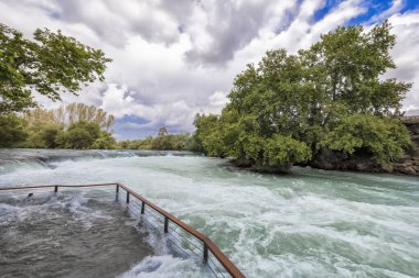 Türkiye 'de Manavgat Şelalesi. Bu çok popüler bir turistik ilgi odağı. Manavgat şelalesi Antalya, Türkiye