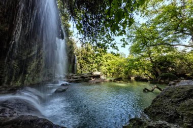 Küçük bir şelalenin güzel manzarası
